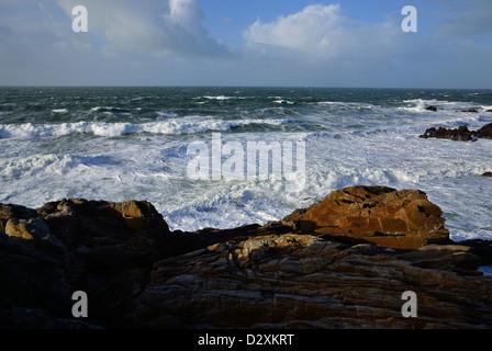 Forte houle sur la pointe de Beg en AUD, côte sauvage de la presqu'île de Quiberon, près de Portivy (Bretagne, France). Banque D'Images