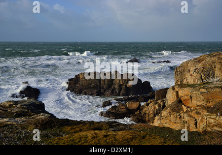 Forte houle sur la pointe de Beg en AUD, côte sauvage de la presqu'île de Quiberon, près de Portivy (Bretagne, France). Banque D'Images