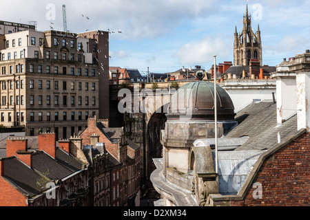 Vue depuis le pont Tyne les toits et quai et zones latérales de Newcastle Upon Tyne, Tyne and Wear, Royaume-Uni Banque D'Images