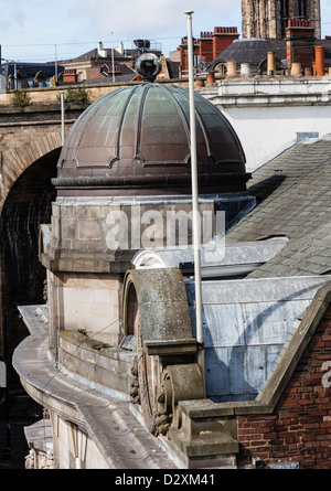 Vue depuis le pont Tyne les toits et quai et zones latérales de Newcastle Upon Tyne, Tyne and Wear, Royaume-Uni Banque D'Images