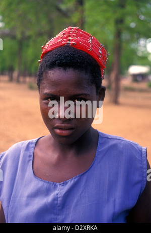 1, l'un Zimbabwéen,, femme, femme adulte, contact avec les yeux, la tête et épaules portrait, village de Mahenye, Mahenye, la province de Manicaland, au Zimbabwe, l'Afrique Banque D'Images