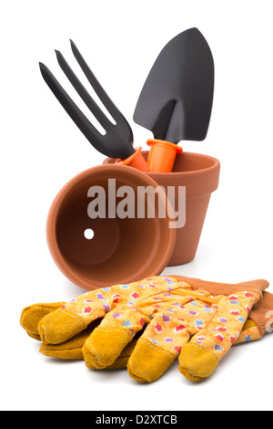 Jardinage : groupe d'outils et accessoires (gants, pot de fleurs, à la truelle et creuser fourche), isolé sur fond blanc Banque D'Images