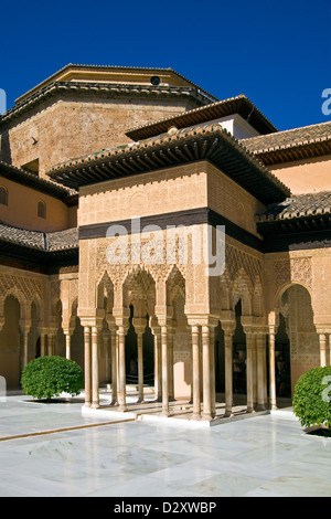 En colonnes et arcades entourant la cour du Palais des Lions dans l'Alhambra de Grenade, Andalousie, Espagne Banque D'Images