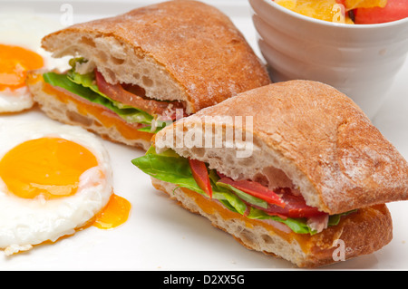 Ciabatta frais sandwich panini à la tomate oeufs lettuce Banque D'Images