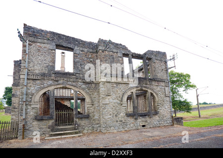 Le bureau de poste de village entièrement détruit pendant la seconde guerre mondiale à la French village en ruines d'Oradour-sur-Glane. Banque D'Images