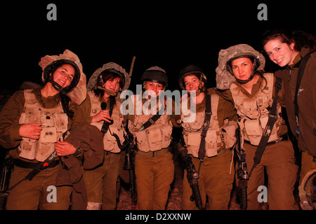 Femmes soldats israéliennes à partir de la collecte de renseignements de combat corps à un exercice dans la nuit dans le désert du Néguev, près de la frontière avec l'Egypte en Israël Banque D'Images