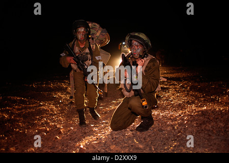 Des soldats israéliens de 727th Eitam Field Intelligence Battalion du combat Intelligence Collection corps lors d'un entraînement de nuit près de la frontière avec l'Égypte dans le sud du désert du Néguev en Israël Banque D'Images