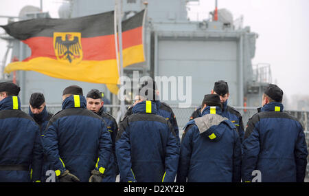 Les membres de l'équipage sur le pont que le stand "frégate Emden' et 'corvettes Oldenburg' et 'Braunschweig' quitter la base navale de Wilhelmshaven, Allemagne, 04 février 2013. Après 30 ans de service militaire, le 'Emden' est de partir pour sa dernière mission. Il est à la tête d'une formation de formation ainsi que les corvettes 'Oldenbourg' et 'Braunschweig." Photo : CARMEN JASPERSEN Banque D'Images