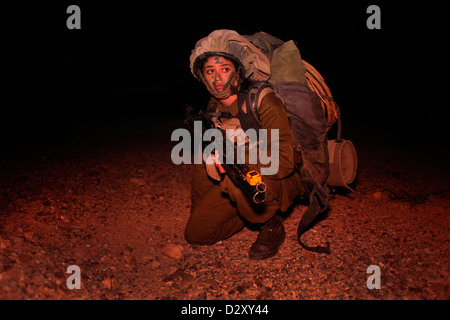 Une femme israélienne du bataillon de renseignement de campagne Eitam 727th du corps de collecte de renseignements de combat pendant l'entraînement de nuit près de la frontière avec l'Égypte dans le désert du Néguev sud d'Israël Banque D'Images