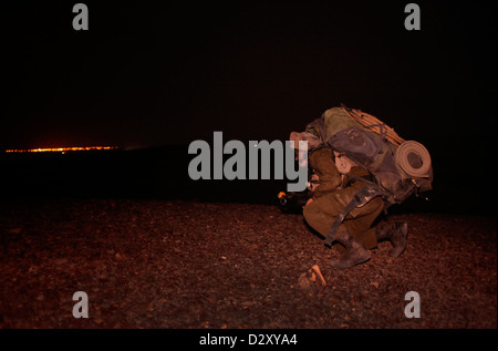 Des soldats israéliens de 727th Eitam Field Intelligence Battalion du combat Intelligence Collection corps lors d'un entraînement de nuit près de la frontière avec l'Égypte dans le sud du désert du Néguev en Israël Banque D'Images