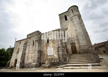 L'extérieur de l'église en ruine dans le village détruit d'Oradour-sur-Glane, Limousin, Haute Vienne, France. Banque D'Images