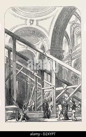 Les préparatifs POUR LES FUNÉRAILLES DU DUC DE WELLINGTON, À ST. PAUL'S CATHEDRAL : VOIR DANS LE COLLATÉRAL SUD, 1852 Banque D'Images