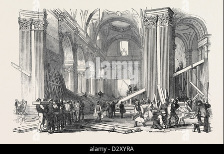 Les préparatifs POUR LES FUNÉRAILLES DU DUC DE WELLINGTON, À ST. PAUL'S CATHEDRAL : VOIR DANS LA NEF, à l'Ouest, 1852 Banque D'Images