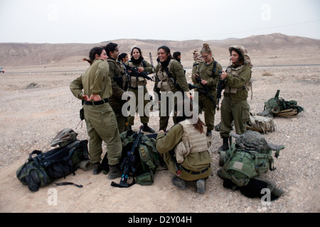 Femmes soldats israéliens de la lutte contre le corps de collecte de renseignement qui prennent part à un exercice dans le désert du Néguev, près de la frontière avec l'Egypte en Israël Banque D'Images