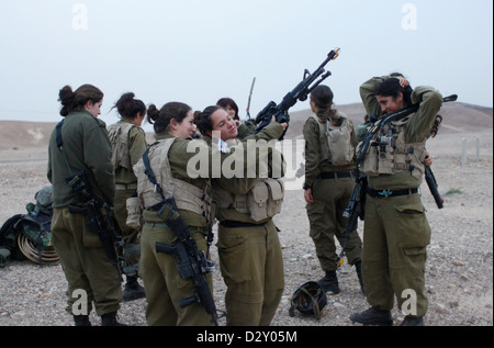 Femmes soldats israéliens de la lutte contre le corps de collecte de renseignement qui prennent part à un exercice dans le désert du Néguev, près de la frontière avec l'Egypte en Israël Banque D'Images