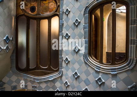 L'intérieur de windows conçu par Antonio Gaudi à Barcelone Espagne appelé Casa Batllo Banque D'Images