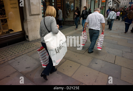 Shoppers on Oxford Street de Londres des sacs la chasse aux aubaines dans les ventes de Janvier Banque D'Images