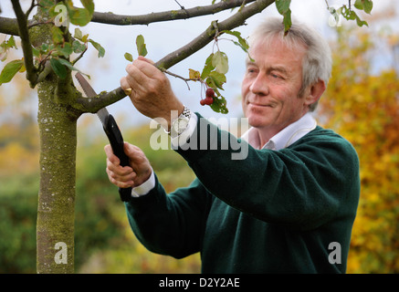 Le jardinier Roddy Llewellyn à la maison près de Shipston-on-Stour où il dirige des cours de jardinage UK 2009 Banque D'Images