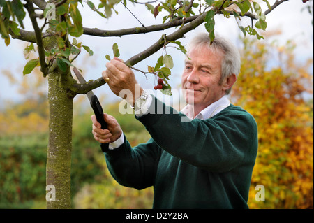 Le jardinier Roddy Llewellyn à la maison près de Shipston-on-Stour où il dirige des cours de jardinage UK 2009 Banque D'Images