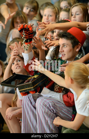 Répétitions pour la production d'une école d'Oliver à Pates Grammar School à Cheltenham, Gloucestershire UK Banque D'Images