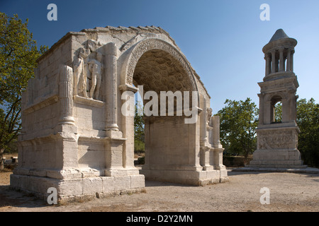 ZENOTAPH arc romain et ruines de GLANUM SAINT RÉMY DE PROVENCE DU RHÔNE FRANCE Buch鋨es Banque D'Images