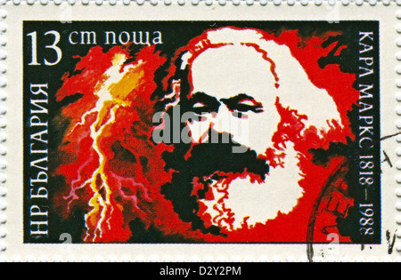 Bulgarie - circa 1988 : timbres-poste imprimés en Bulgarie dédié à Karl Marx (1818-1883), philosophe allemand, économiste, sociologue, historien, journaliste et socialiste révolutionnaire, vers 1988. Banque D'Images