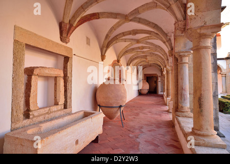 Le Portugal, l'Algarve : Cloître de l'ancien monastère Nossa Senhora da Conceicao et Musée d'archéologie réelle à Faro Banque D'Images