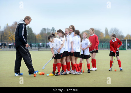 Un enseignant demande à des filles pendant les jeux de hockey à Pates Grammar School à Cheltenham, Gloucestershire UK Banque D'Images