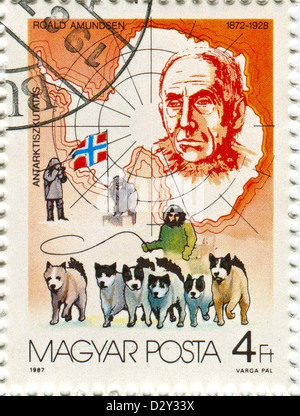 Hongrie - circa 1987 : timbres-poste imprimés en Hongrie dédié à Roald Amundsen (1872-1928), l'explorateur norvégien des régions polaires, vers 1987. Banque D'Images