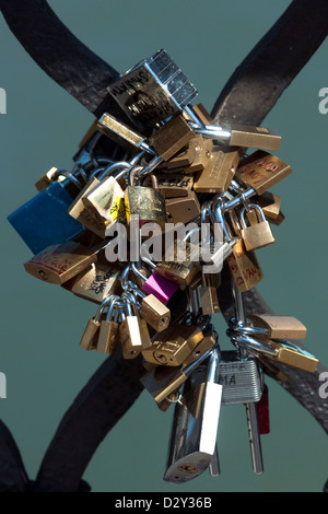 De nombreux cadenas attaché à la balustrade du Pont de Sant'Angelo, Rome, Italie. Banque D'Images