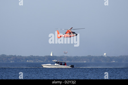 La Garde côtière des États-Unis et de l'hélicoptère de sauvetage en bateau sur la rivière Saint-Jean au nord de la Floride. Banque D'Images