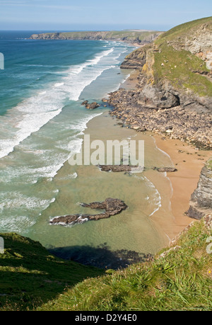 Nord depuis la Carnewas Point Point vers Pendarves et Bedruthan Steps sur la côte nord des Cornouailles Banque D'Images