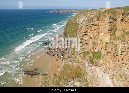 Nord depuis la Carnewas Point Point vers Pendarves et Bedruthan Steps sur la côte nord des Cornouailles Banque D'Images