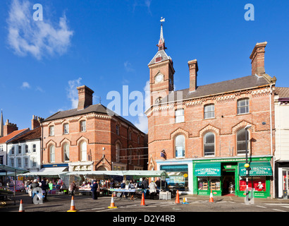 Jour de marché avec les étals de fruits et légumes sur le marché Louth Lincolnshire England UK GB EU Europe Banque D'Images