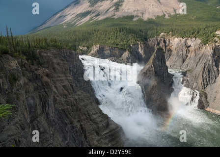 Virginia Falls sur la rivière Nahanni dans les Territoires du Nord-Ouest du Canada. Banque D'Images