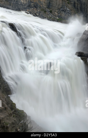 Virginia Falls sur la rivière Nahanni dans les Territoires du Nord-Ouest du Canada. Banque D'Images