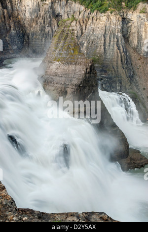 Virginia Falls sur la rivière Nahanni dans les Territoires du Nord-Ouest du Canada. Banque D'Images