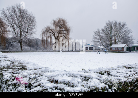Les garçons jouer à Bowling Green à Radnor Gardens, London Borough of Richmond upon Thames, Royaume-Uni Banque D'Images