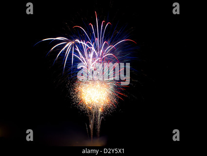 Une longue exposition de fireworks finale sur la quatrième de Juillet Banque D'Images