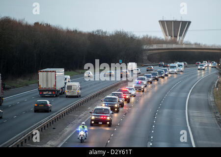 4 février 2013. M11, Harlow, Essex, Royaume-Uni. Le convoi de Joe Biden, le Vice-président américain, fait son chemin vers le bas le M11 dans l'Essex, puisqu'ils viennent d'arriver à l'aéroport de Stansted à partir de Paris. Banque D'Images