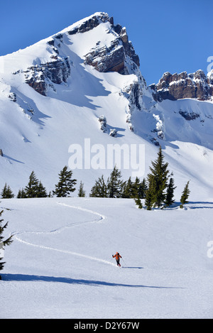 Ski de fond à travers un pré ci-dessous casse haut sommet en cascades de l'Oregon. Banque D'Images