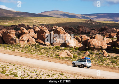 4X4 des voitures de tourisme, des formations rocheuses dans le désert de l'Altiplano, Bolivie, Amérique du Sud Banque D'Images