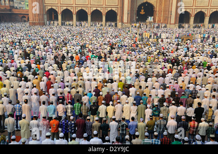 Des milliers de musulmans assis à l'intérieur et l'extérieur de la mosquée. Célébrer la fin du Ramadan. Banque D'Images