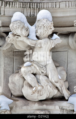 Vienne - Détail de l'ange de la colonne par la sainte Trinité baroque Urlich et Maria Treu Eglise en hiver. Banque D'Images