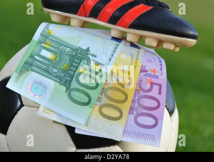 (Fichier - ILLUSTRATION) Une archive illustration datée du 30 novembre 2009 montre une chaussure de soccer l'article billets d'euros à Francfort-sur-Main, Allemagne. Photo : Uwe Anspach Banque D'Images