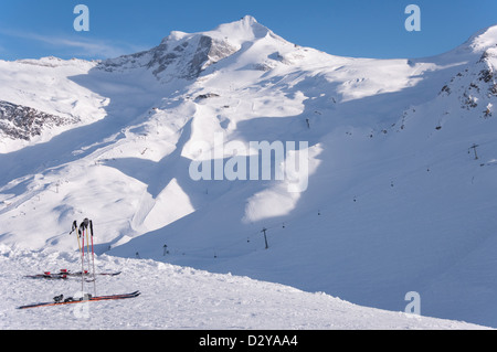 Deux paires de ski, des remontées mécaniques et des pistes et glacier de Hintertux dans Alpes de Zillertal en Autriche au coucher du soleil la lumière Banque D'Images