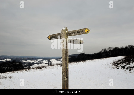 Panneau montrant le North Downs Way on a snowy Ranmore Common Surrey Banque D'Images