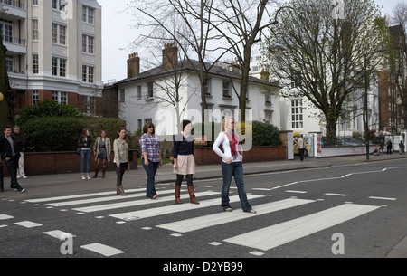 Londres, Royaume-Uni, fans des Beatles sur le passage piétons devant les studios d'Abbey Road Banque D'Images