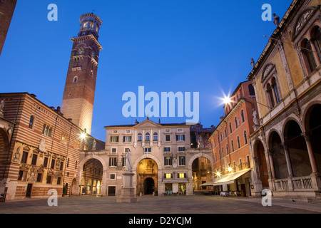 Vérone - Piazza dei Signori et Lamberti tower dans dusk Banque D'Images