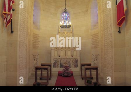 Autel à l'intérieur de la Chapelle du Souvenir, dans l'Aisne-Marne American Cemetery and Memorial, Belleau, près de Château-Thierry, France. Banque D'Images